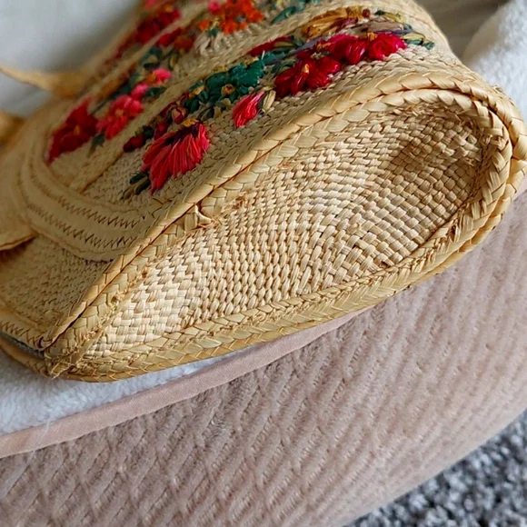 Vintage straw handbag with embroidered straw flowers - Picture 6 of 8